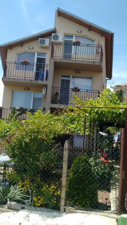 ريزوفو Faina Guest House المظهر الخارجي الصورة